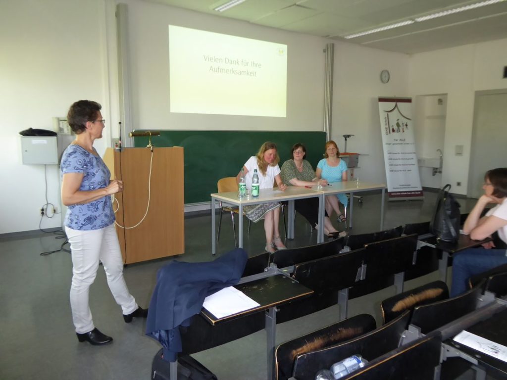 v.l.n.r. Dr.Claudia Gómez Tutor (Zfl TU KL, Moderation), JProf.Dr. Anja Hackbarth (Uni MZ) und Kolleginnen der IGS Anna-Seghers Mainz.